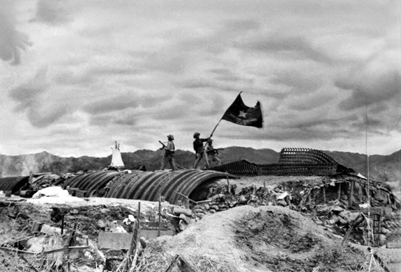 Ngày 7-5-1954, Lá cờ “Quyết chiến, Quyết thắng” của Quân đội nhân dân Việt Nam tung bay, kết thúc cuộc kháng chiến chống Pháp oanh liệt đầy hy sinh, gian khổ kéo dài suốt 9 năm