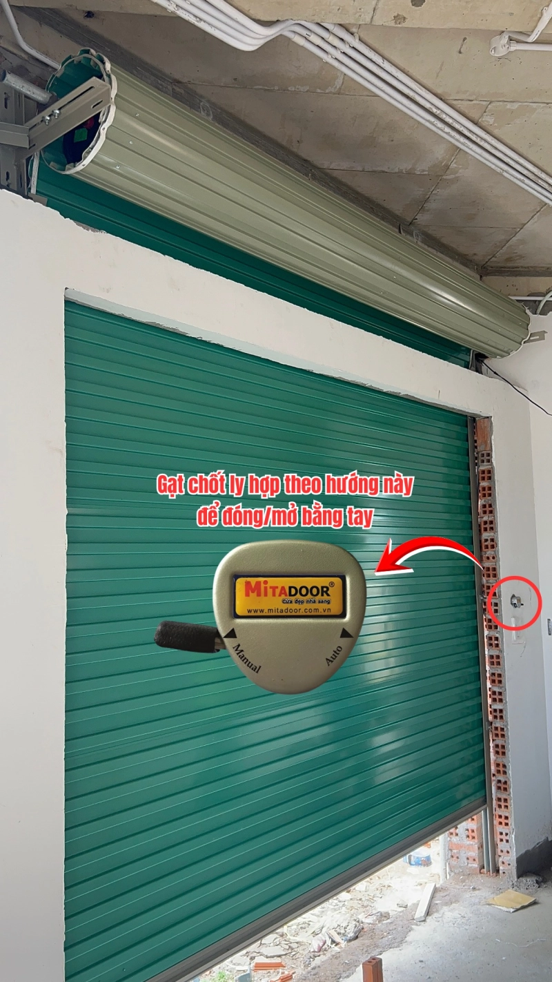 Đ&oacute;ng, mở cửa cuốn bằng tay với chốt ly hợp