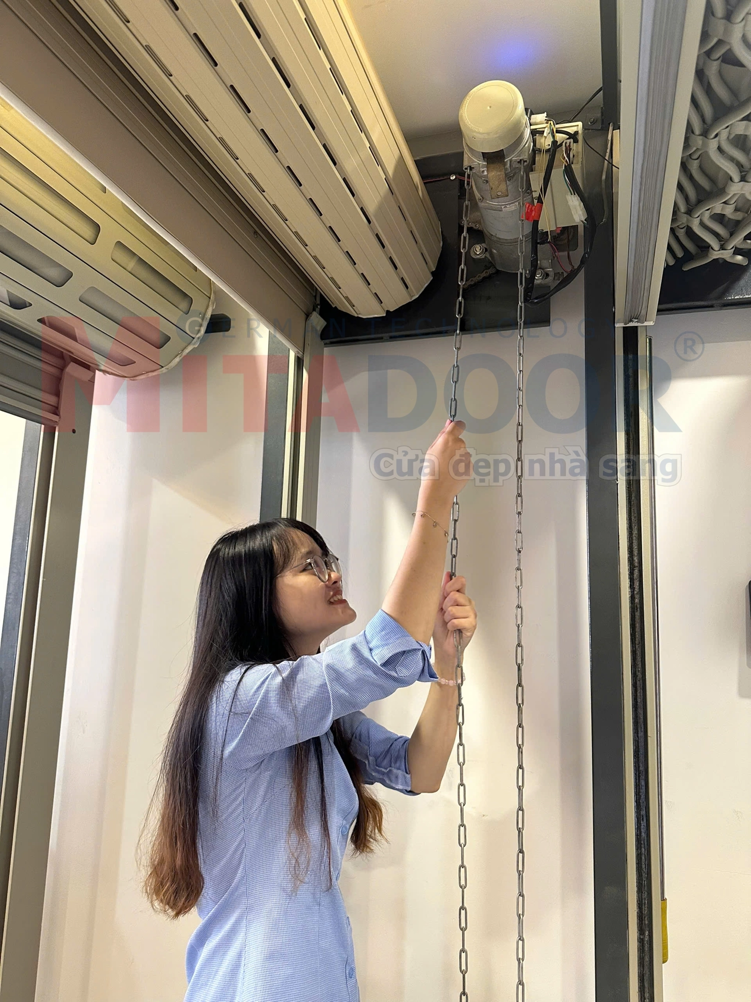 H&igrave;nh ảnh k&eacute;o d&acirc;y x&iacute;ch motor cửa cuốn nh&ocirc;m