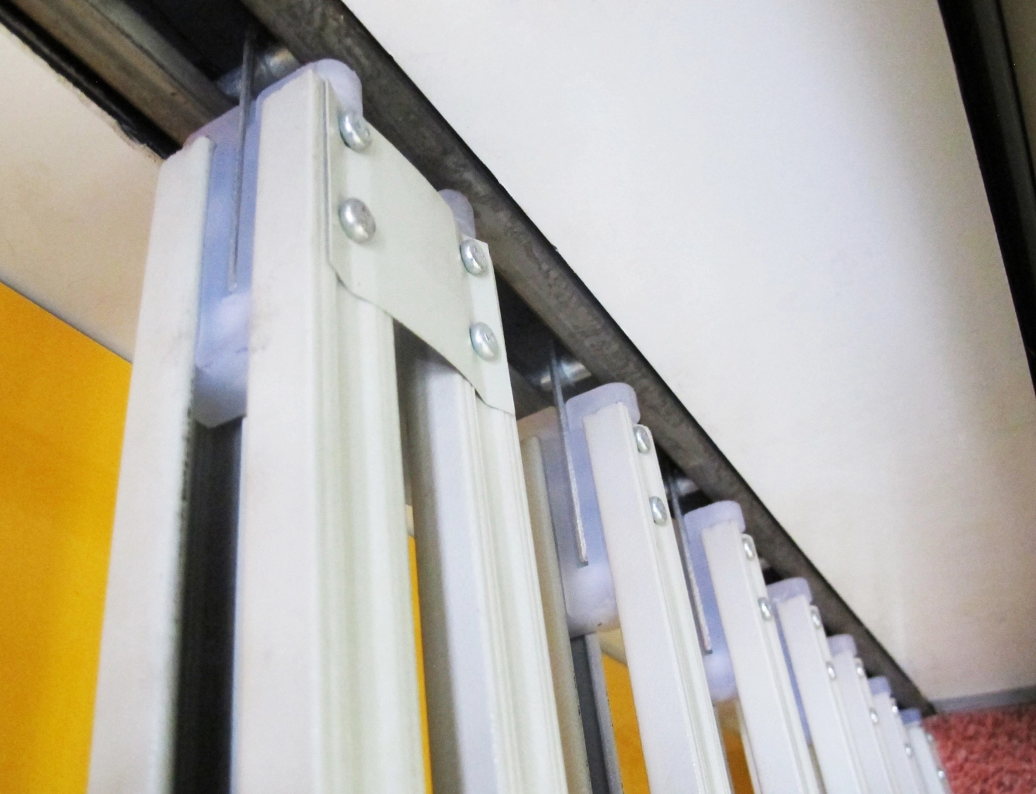 Ray tr&ecirc;n của cửa k&eacute;o sắt c&oacute; kết hợp m&aacute;ng treo, bạc đạn treo