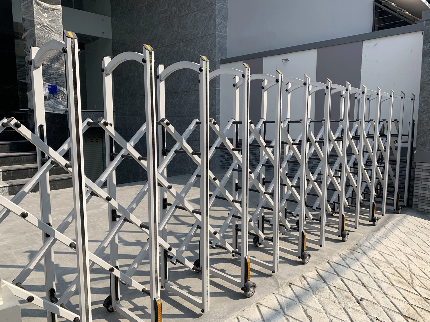 Cửa cổng xếp hợp kim nh&ocirc;m ch&iacute;nh h&atilde;ng Mitadoor sang trọng, bền chắc