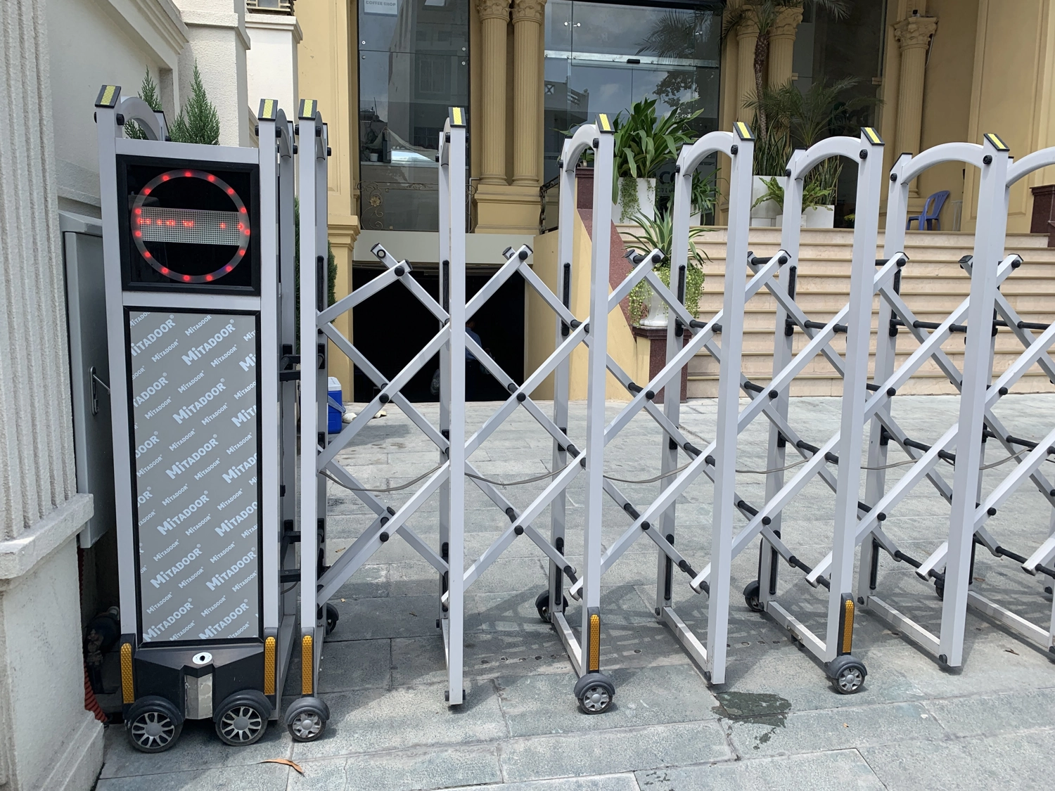 N&acirc;ng tầm mặt tiền ngay h&ocirc;m nay với cổng xếp hợp kim nh&ocirc;m Mitadoor đồng bộ