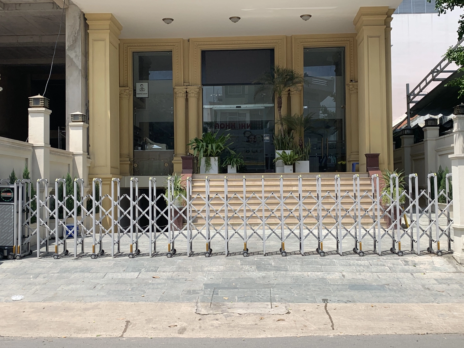 H&igrave;nh ảnh thực tế lắp đặt cửa cổng xếp hợp kim nh&ocirc;m tự động, mang lại vẻ đẹp hiện đại v&agrave; đảm bảo an ninh cho mặt tiền t&ograve;a nh&agrave;