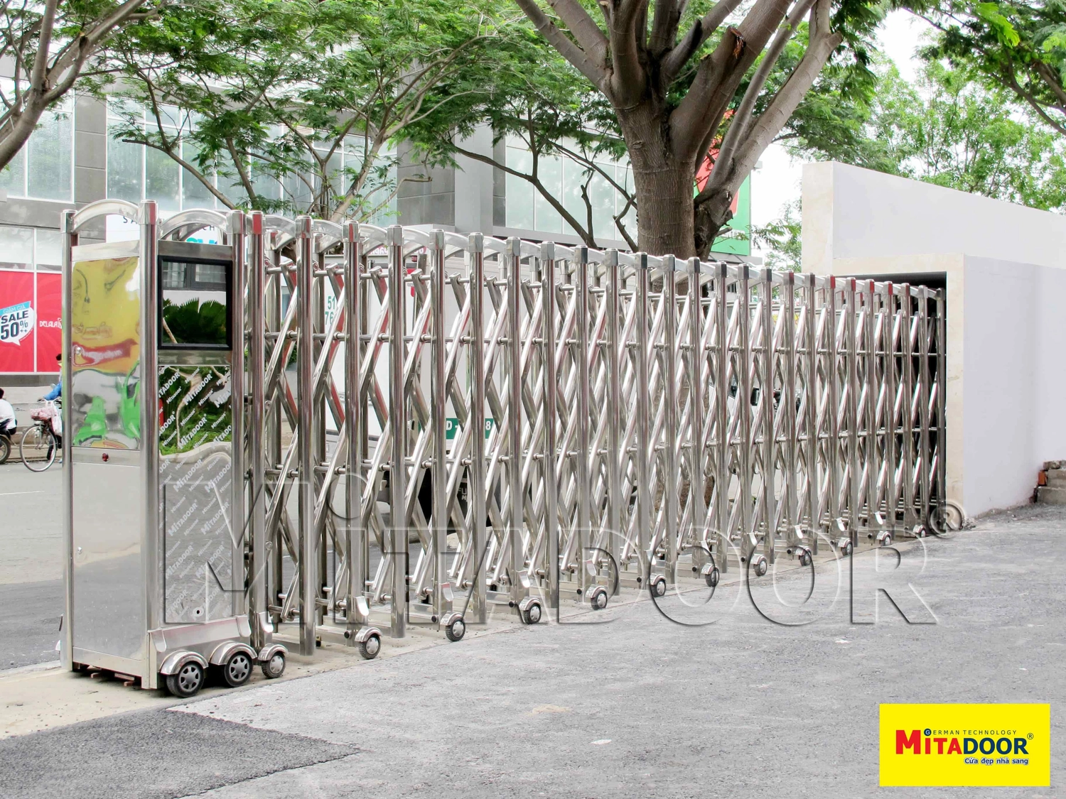Cửa cổng xếp inox bền đẹp, hiện đại, l&agrave; lựa chọn h&agrave;ng đầu của c&aacute;c doanh nghiệp, nh&agrave; m&aacute;y, trường học v&agrave; cơ quan