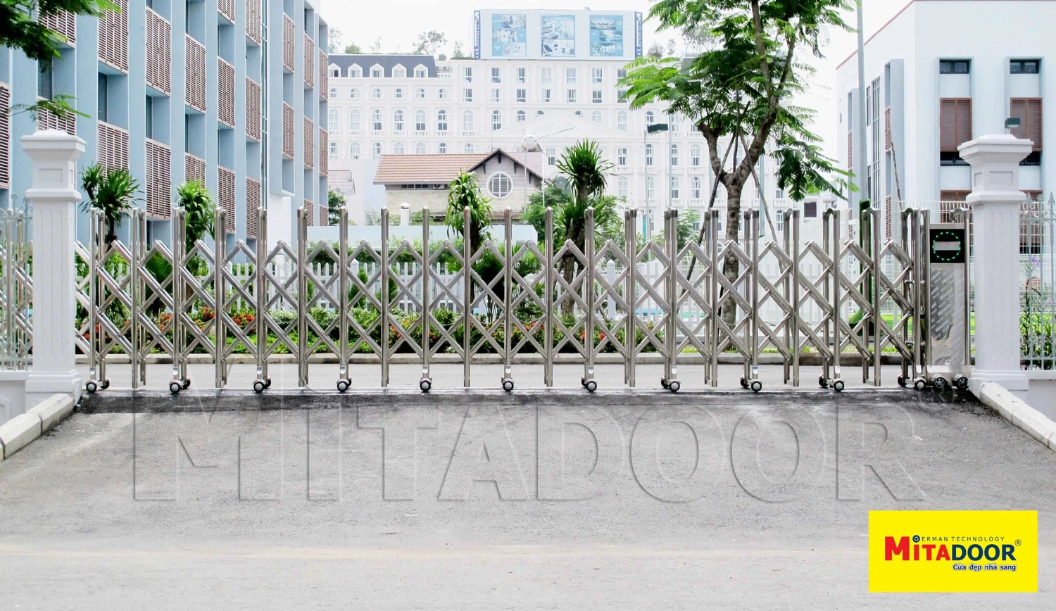 Cửa cổng xếp inox Mitadoor ch&iacute;nh h&atilde;ng an to&agrave;n, bền bỉ, vận h&agrave;nh mượt m&agrave;