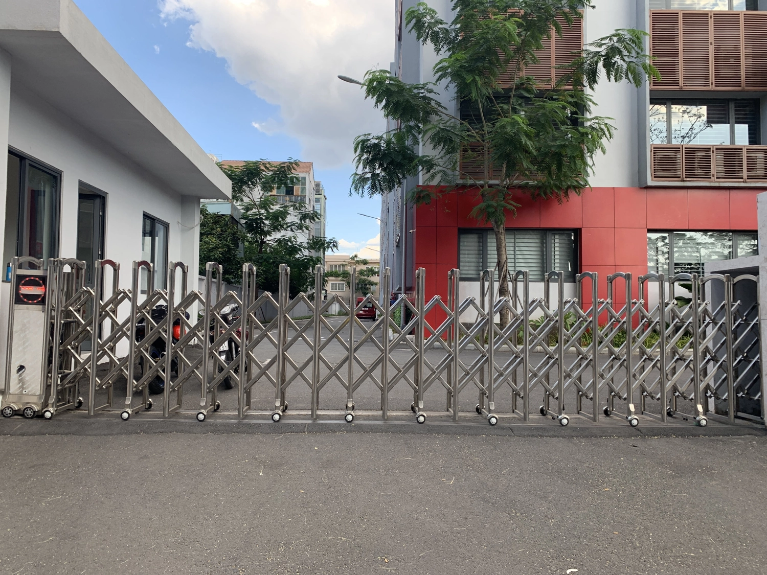 Cửa cổng xếp inox Mitadoor g&oacute;p phần n&acirc;ng cao h&igrave;nh ảnh chuy&ecirc;n nghiệp cho doanh nghiệp