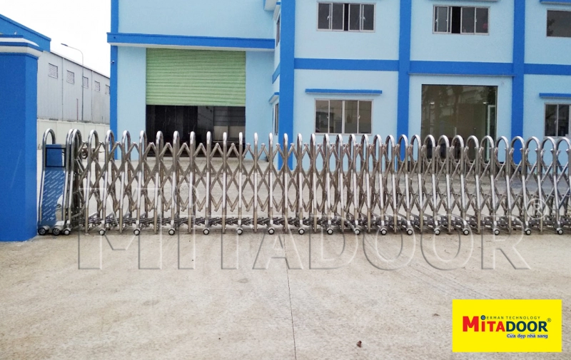 Cửa cổng xếp Inox MT 319-B chính hãng Mitadoor, vận hành linh hoạt, êm ái