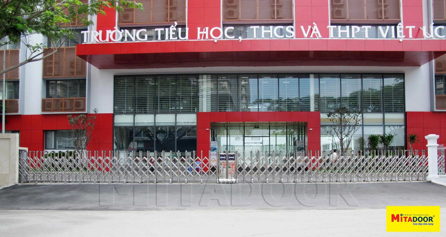 Cửa cổng xếp Inox MT118 Mitadoor tại Trường Tiểu học, THCS v&agrave; THPT Việt &Uacute;c