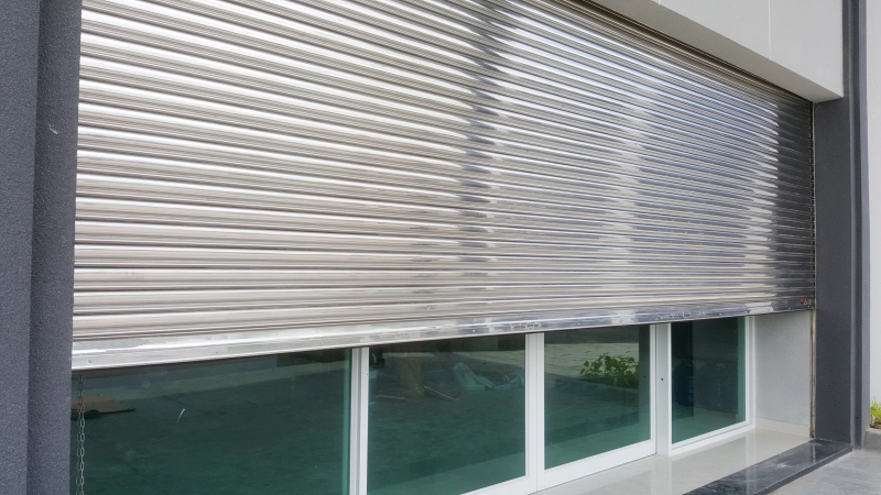 Bề mặt nan cửa cuốn chuẩn SUS 304 s&aacute;ng b&oacute;ng kh&ocirc;ng bị ố v&agrave;ng gỉ s&eacute;t qua nhiều năm sử dụng