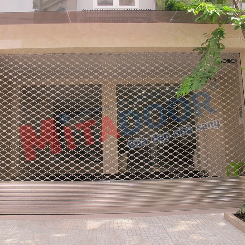 Cửa cuốn mắc v&otilde;ng Mitadoor với những đường n&eacute;t mềm mại, th&ocirc;ng tho&aacute;ng