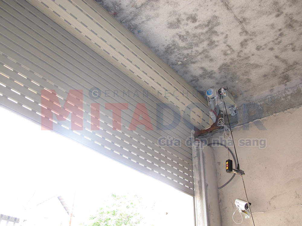 Cửa cuốn nhôm Mitadoor MIX 76A vận hành êm nhẹ, mượt mà