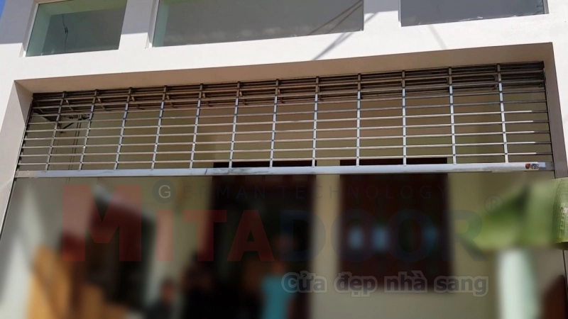 Cửa cuốn lưới mắc v&otilde;ng Inox 304 vận h&agrave;nh mượt m&agrave; tại nh&agrave; khoe r&otilde; độ s&aacute;ng b&oacute;ng