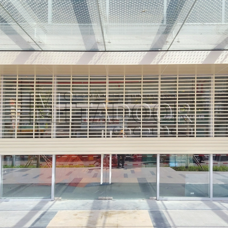 Cửa cuốn song ngang Mitadoor được l&agrave;m từ th&eacute;p sơn tĩnh điện