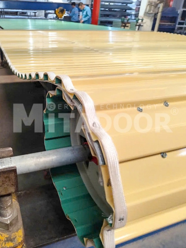 Lớp sơn tĩnh điện bền màu được phủ đều trên bề mặt nan cửa MT1