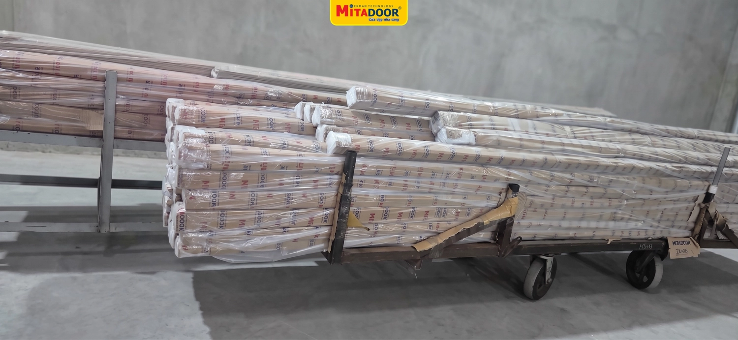 Cửa cuốn th&eacute;p sơn tĩnh điện Mitadoor được đ&oacute;ng g&oacute;i v&agrave; xuất giao cho dự &aacute;n