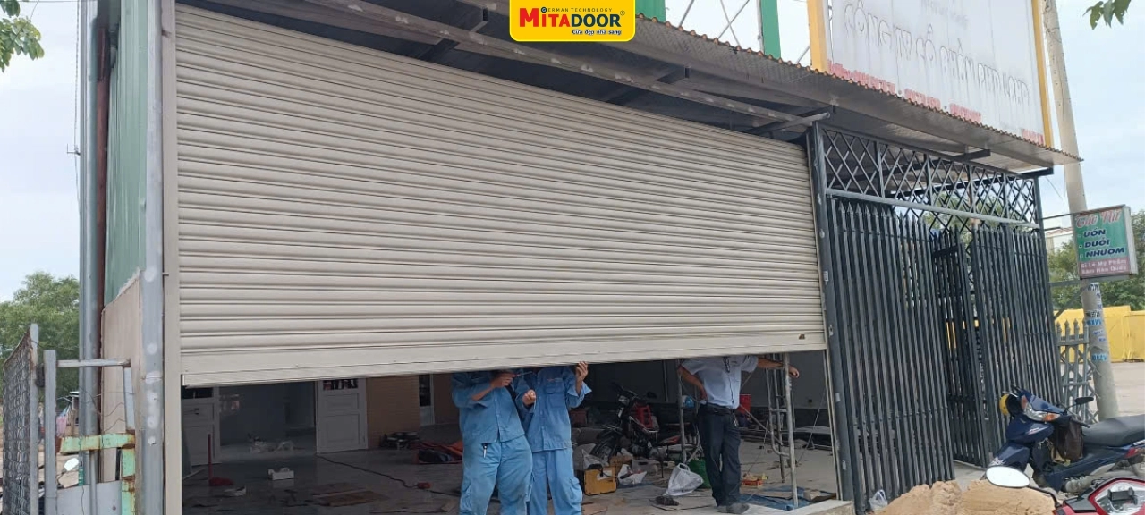 Thợ kỹ thuật Mitadoor đang lắp cửa cuốn th&eacute;p sơn tĩnh điện tại c&ocirc;ng tr&igrave;nh, đảm bảo b&agrave;n giao cho chủ đầu tư bộ cửa chất lượng nhất