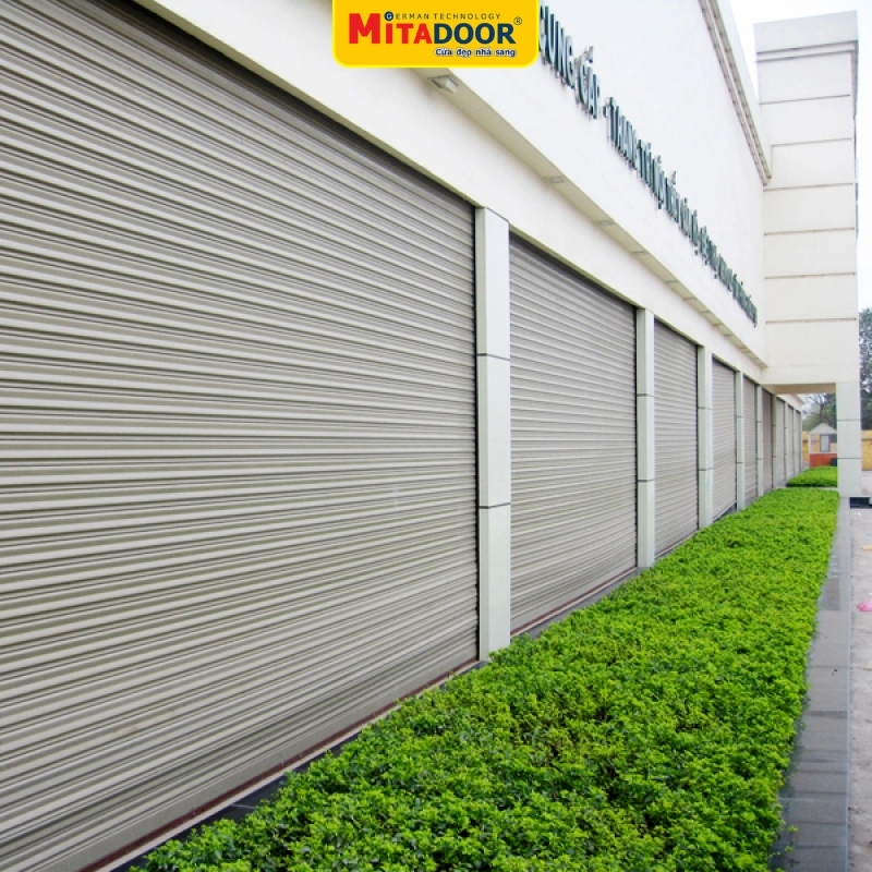 Cửa cuốn th&eacute;p Mitadoor sơn tĩnh điện d&agrave;y 1.3mm thường được ứng dụng cho gara, nh&agrave; kho, xưởng,...