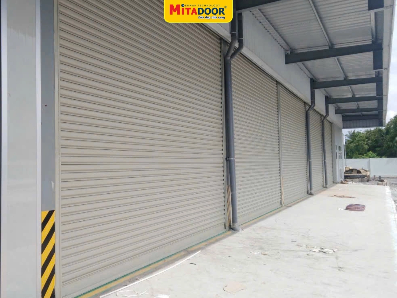 Dự &aacute;n sử dụng cửa cuốn th&eacute;p sơn tĩnh điện Mitadoor m&agrave;u ghi sần thẩm mỹ, dễ vệ sinh