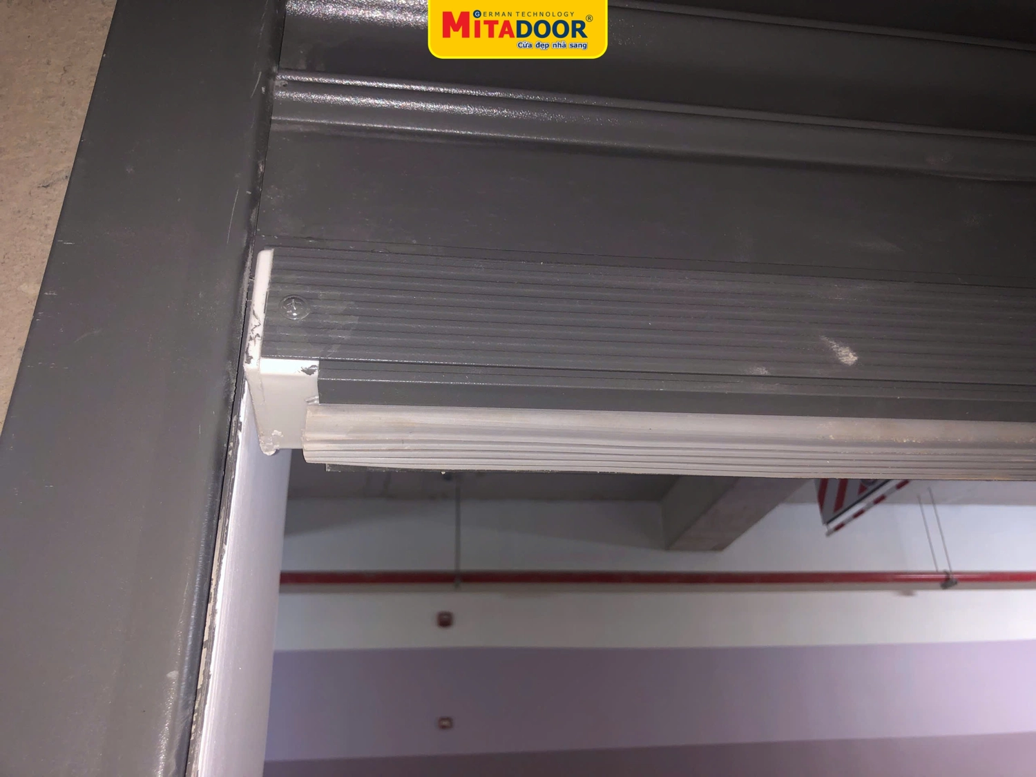 Hệ thống cảm biến tự dừng l&aacute; đ&aacute;y nh&ocirc;m của Mitadoor d&agrave;nh cho cửa cuốn th&eacute;p sơn tĩnh điện gi&uacute;p n&acirc;ng cao t&iacute;nh an to&agrave;n