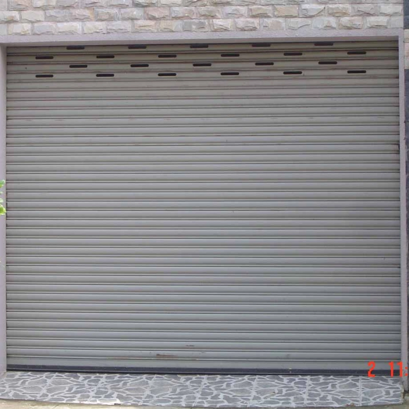 Cửa cuốn tole mạ màu Mitadoor dày 6 dem bền chắc, chống ồn tốt và có giá thành hợp lý