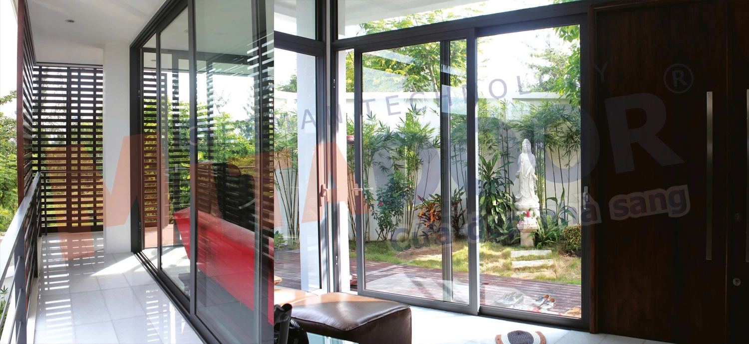 Cửa đi mở lùa 2 ray hệ ST có tiết diện chịu lực lớn, kết cấu vững chắc, đóng mở êm nhẹ