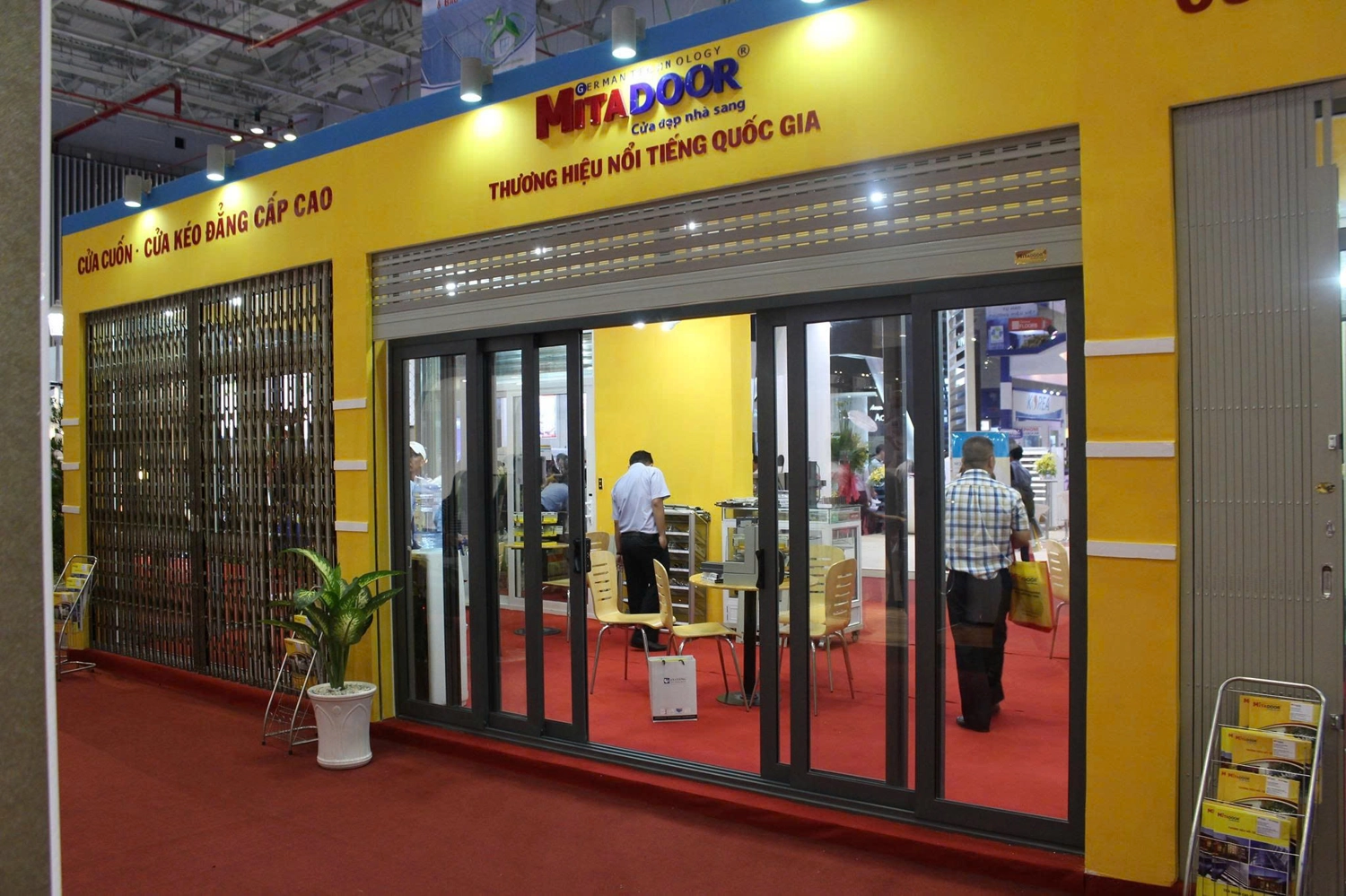 Cửa đi mở lùa nhôm kính Mitadoor là sản phẩm được nhiều khách hàng tin tưởng và lựa chọn cho công trình của mình