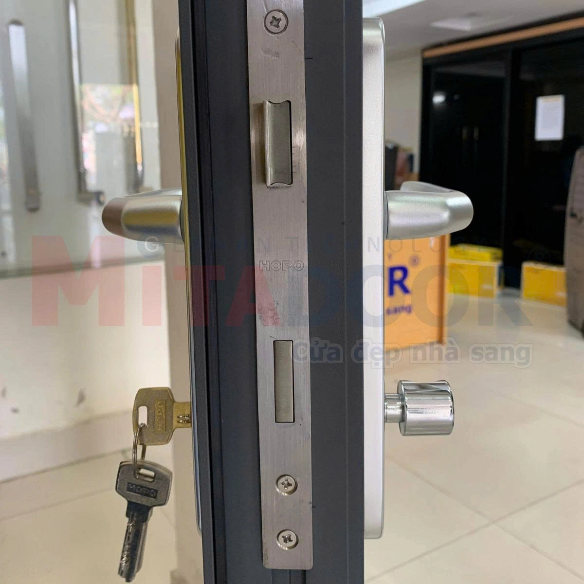 Ổ khóa cửa đi xếp trượt Mitadoor thiết kế hiện đại, tiện lợi và đảm bảo an toàn