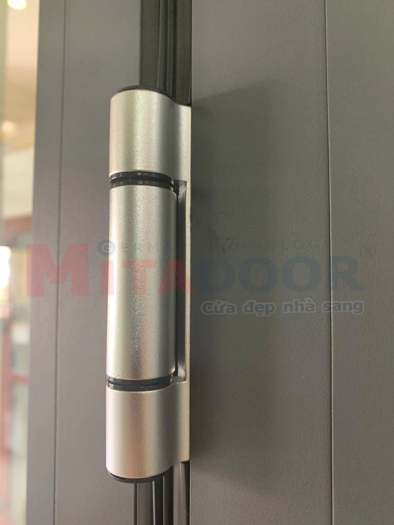 Bản lề cửa xếp trượt chắc chắn, giúp cửa đóng mở linh hoạt