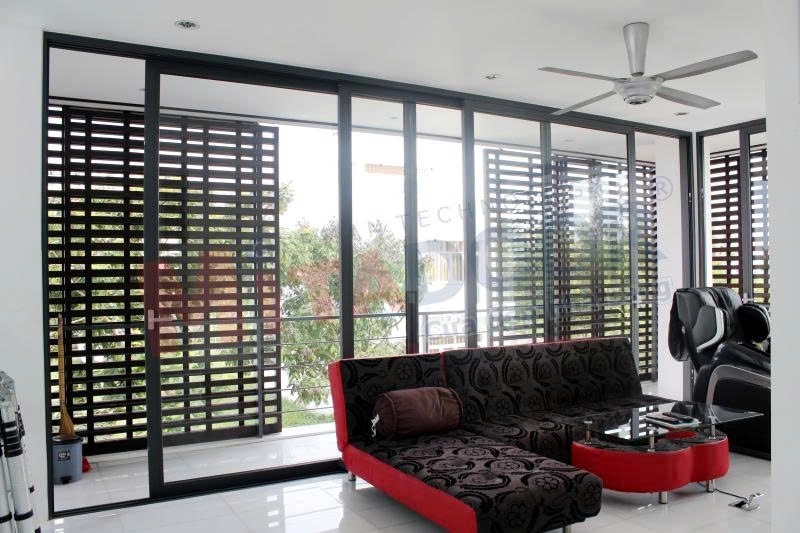 Cửa ST95 với 2 ray và khung ray dày, vận hành êm ái