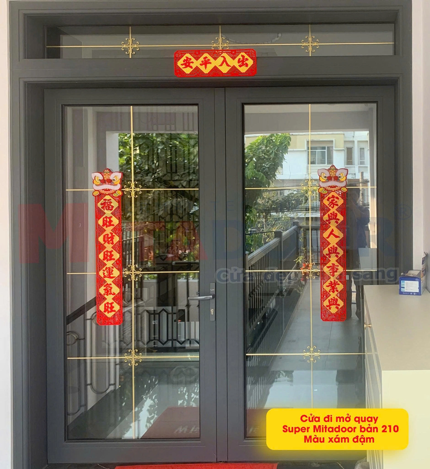 Cửa đi mở quay Super Mitadoor bản 210 sang trọng, vững chắc