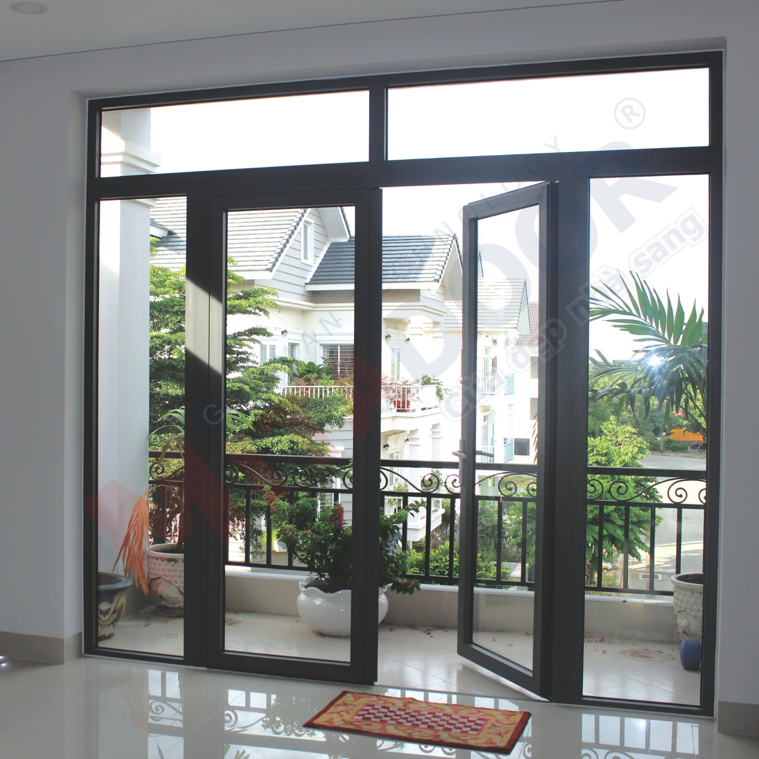 Cửa đi nhôm kính mở quay dành cho ban công vận hành êm ái, cách âm và cách nhiệt hiệu quả