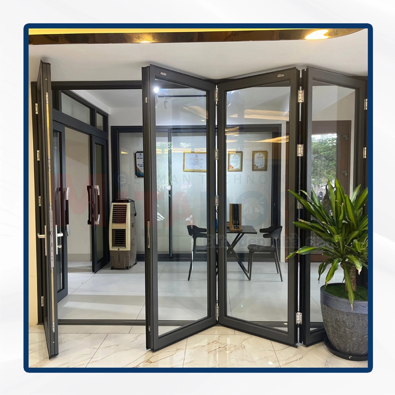 Cửa nhôm kính xếp trượt Mitadoor được tích hợp đồng thời 2 tính năng xếp và trượt, gia chủ có thể xếp gọn về một phía hoặc mở tự do toàn bộ lối đi