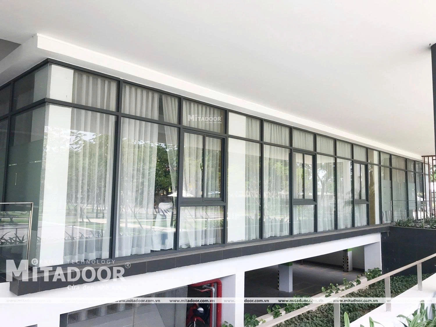 Thi công hệ thống vách kính cao cấp kết hợp hệ cửa sổ nhôm kính giúp tối ưu hóa ánh sáng tự nhiên, mở rộng không gian tầm nhìn và nâng tầm thẩm mỹ