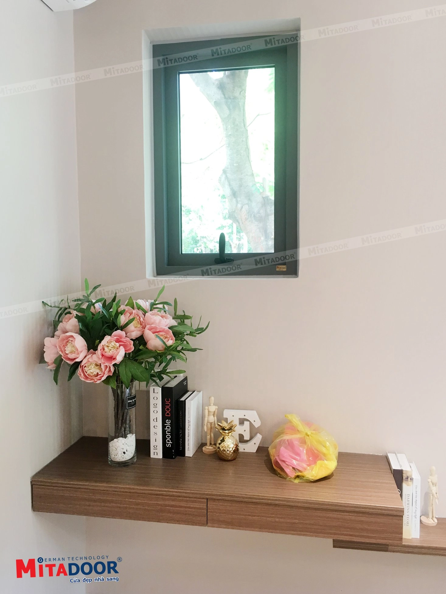 Cửa sổ mở hất Mitadoor có thiết kế mở ra ngoài, góc mở tối đa lên đến 45 độ giúp tăng cường khả năng thông gió, đồng thời tránh việc nước mưa tạt vào trong khi mở cửa