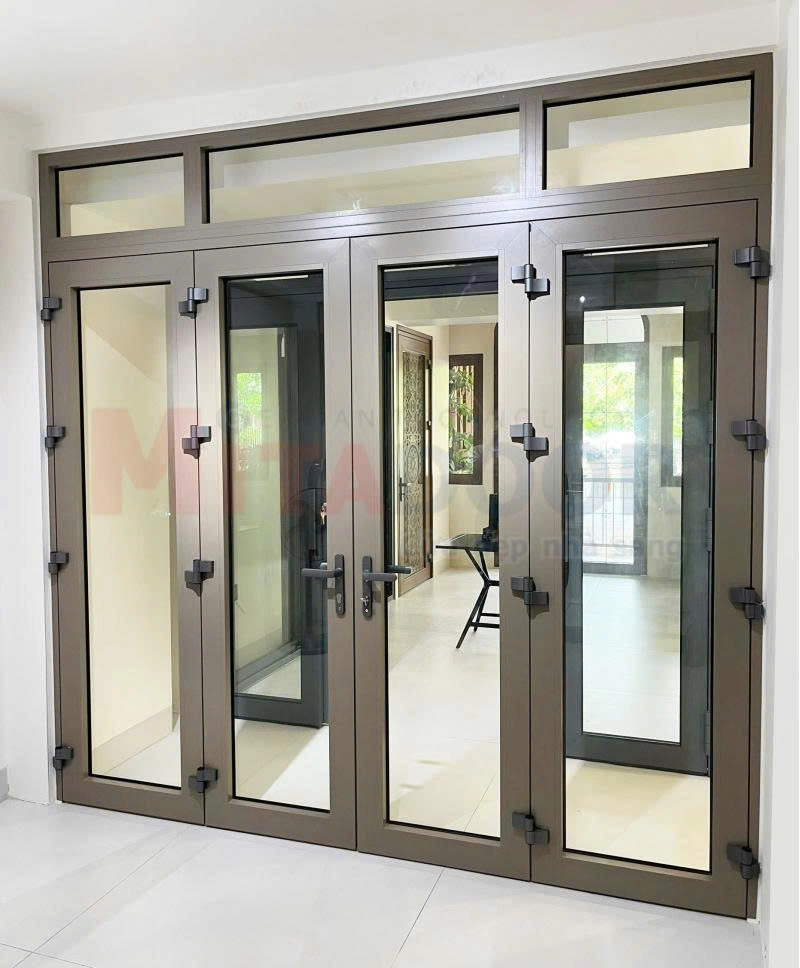 Cửa đi mở quay hệ nh&ocirc;m Ch&acirc;u &Acirc;u ST68 Mitadoor sang trọng, thanh gia cường chịu lực của cửa được t&iacute;ch hợp b&ecirc;n trong profile hỗ trợ c&aacute;ch &acirc;m, c&aacute;ch nhiệt hiệu quả