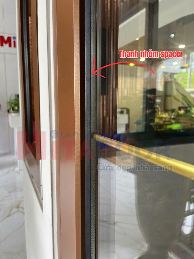 Kính hộp cách âm Mitadoor gồm hai lớp kính song song được ngăn cách bởi thanh nhôm Spacer
