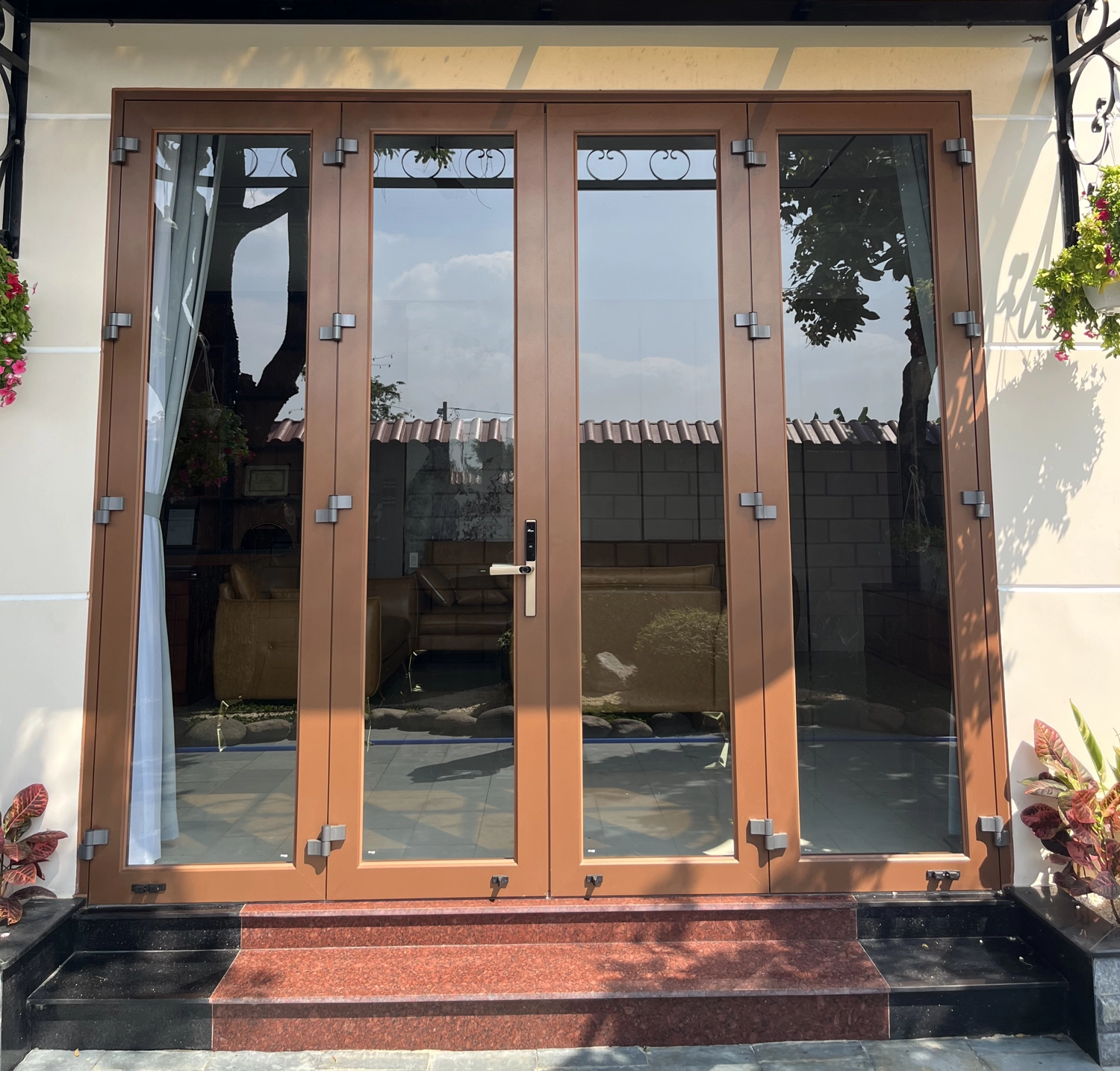 Giải ph&aacute;p cửa nh&ocirc;m k&iacute;nh ch&iacute;nh h&atilde;ng của Mitadoor, n&acirc;ng tầm thẩm mỹ v&agrave; đảm bảo an to&agrave;n cho cả gia đ&igrave;nh