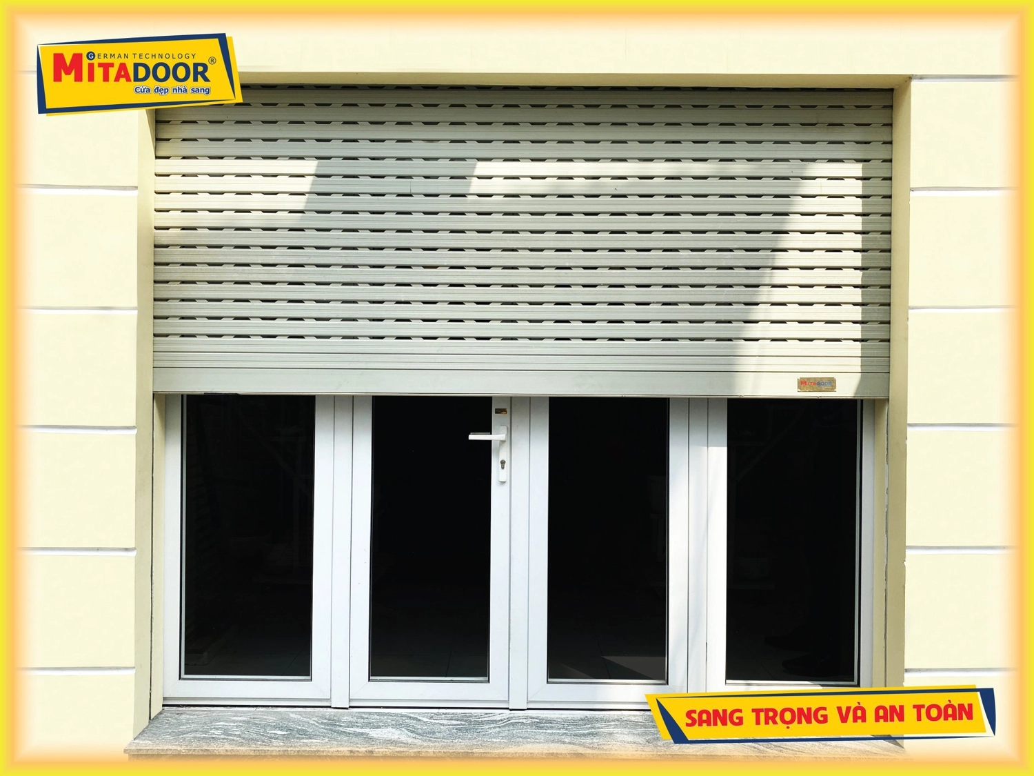 Để đảm bảo nâng cao an toàn, bạn có thể lắp đặt cửa kính bên trong và cửa cuốn Mitadoor đồng bộ bên ngoài