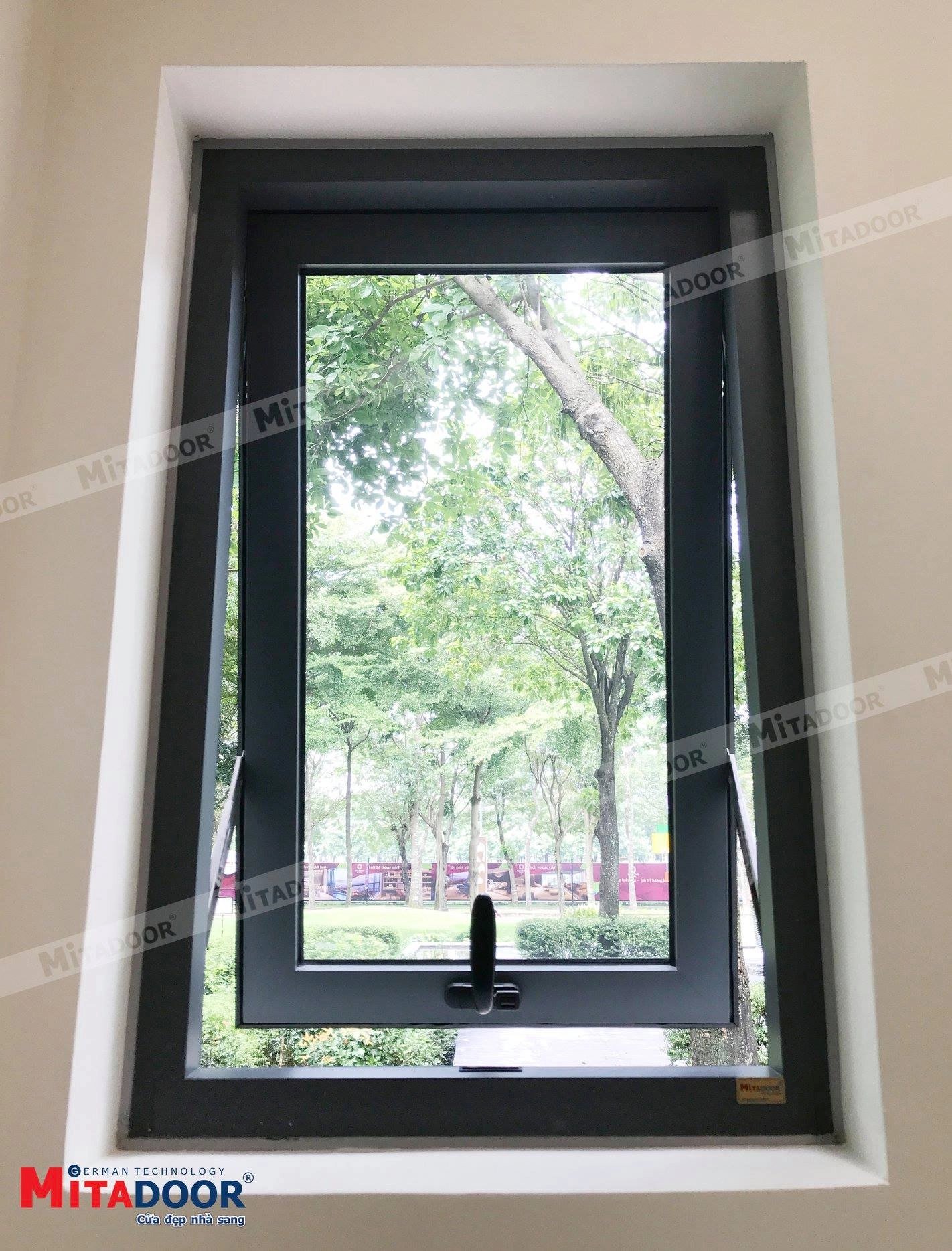 Cửa sổ mở hất có thiết kế cánh mở hất ra ngoài giúp hạn chế tối đa tình trạng nước mưa tạt vào trong, sử dụng hệ phụ kiện đồng bộ giúp nâng cao sự an toàn, bảo vệ khỏi sự xâm nhập từ bên ngoài