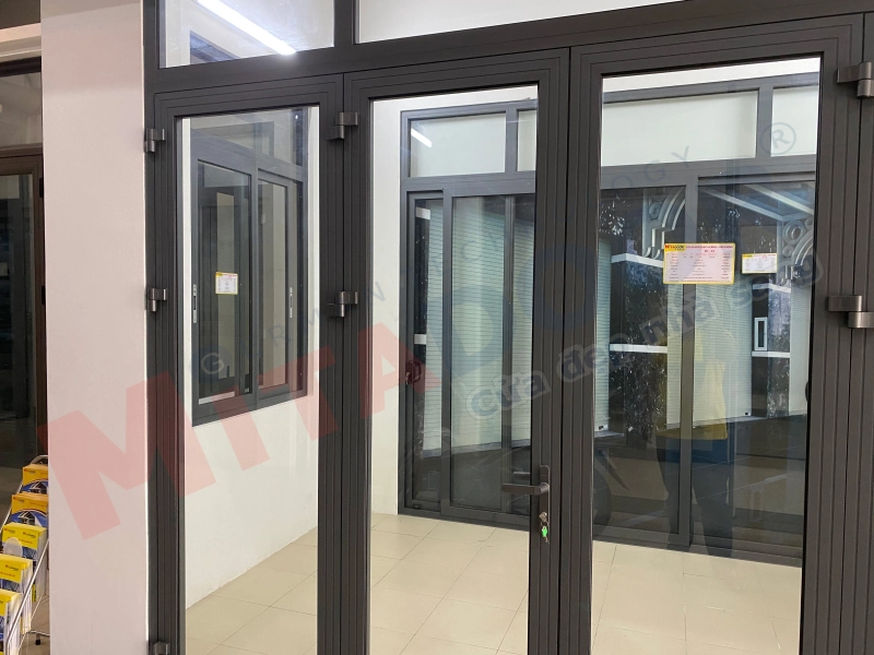Hệ cửa Mitadoor DP với lớp sơn tĩnh điện cao cấp giúp giữ màu bền màu