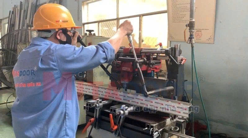Cửa Mitadoor được sản xuất trực tiếp tại nhà máy chuyên nghiệp, sử dụng máy móc hiện đại, đảm bảo chất lượng sản phẩm