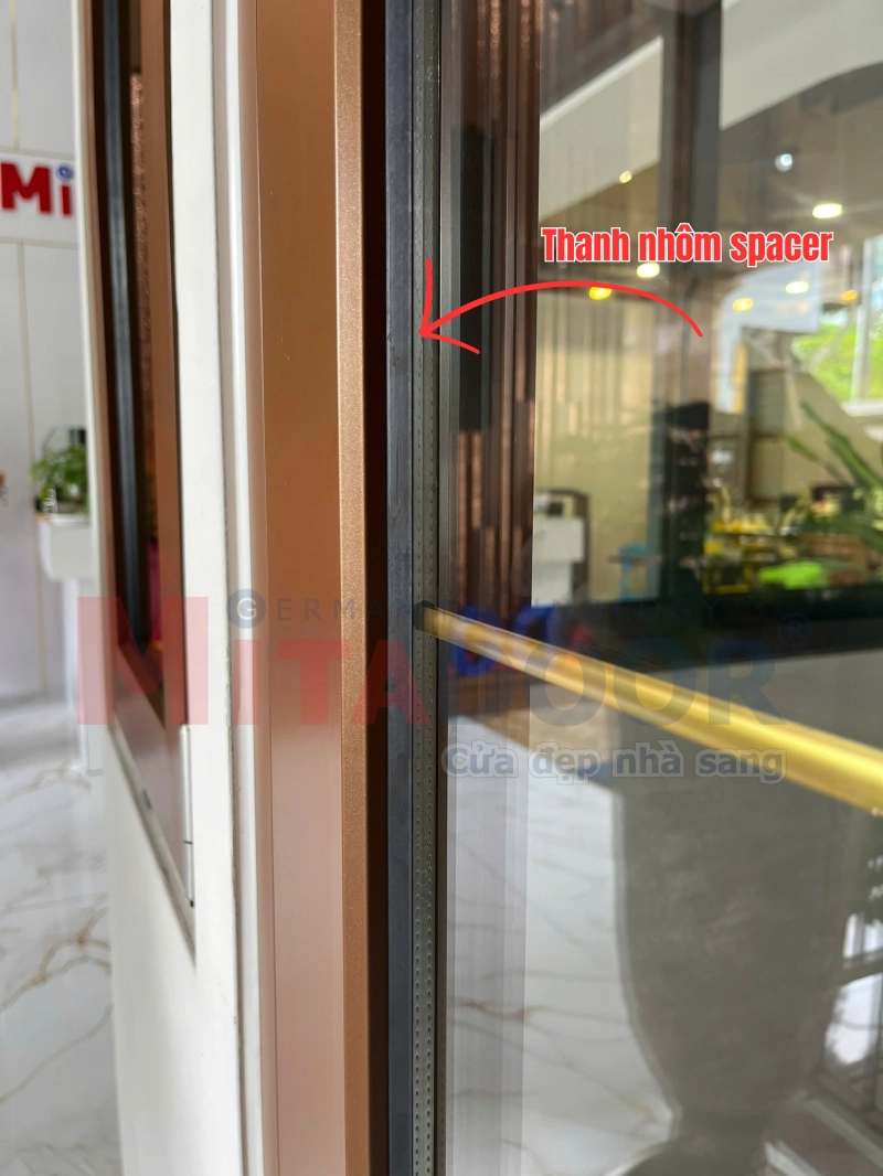Kính hộp cách âm Mitadoor gồm hai lớp kính song song được ngăn cách bởi thanh nhôm Spacer