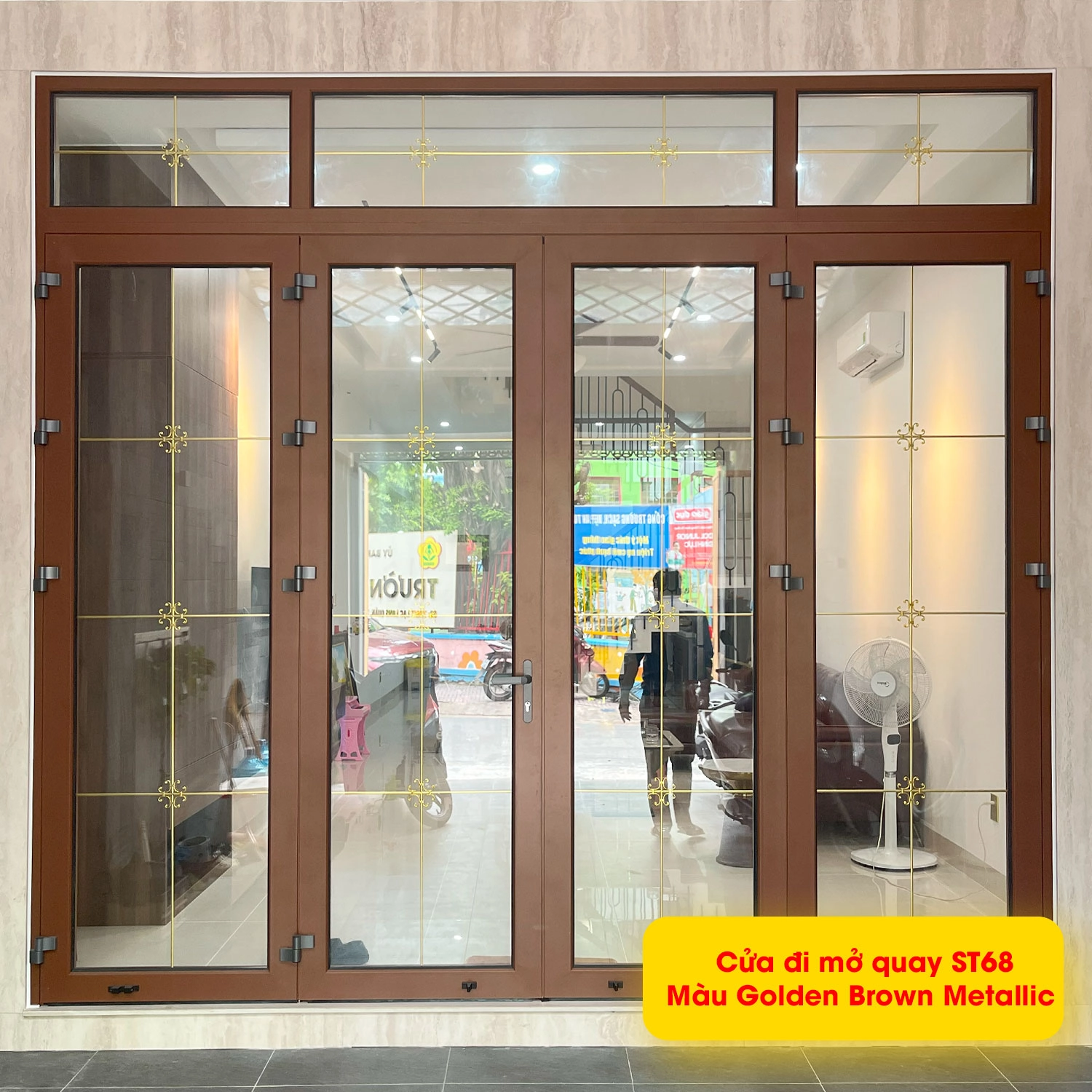Cửa đi mở quay ST68 sơn tĩnh điện màu Golden Brown Metallic mang lại vẻ đẹp sang trọng, đẳng cấp cho mặt tiền ngôi nhà