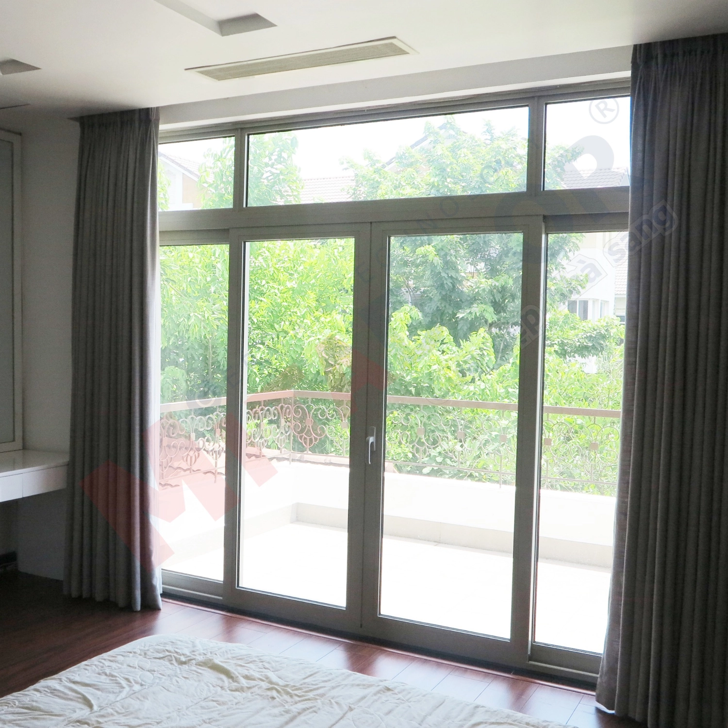 Cửa nhôm kính Mitadoor màu trắng cách âm, cách nhiệt và chống thấm tốt