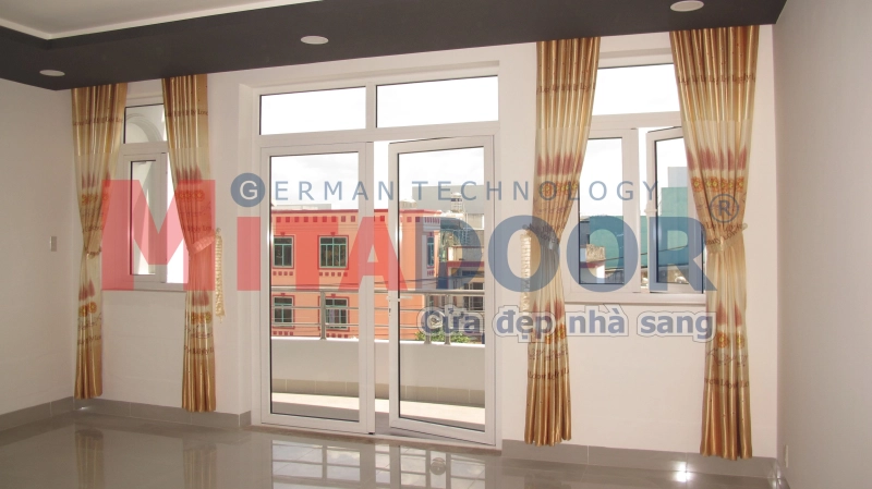 Cửa sổ mở quay hệ nhôm Mitadoor DP màu trắng, đồng bộ với cửa đi