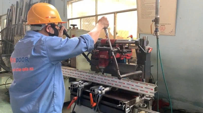 Quy tr&igrave;nh sản xuất cửa trực tiếp tại nh&agrave; m&aacute;y của Mitadoor, chuy&ecirc;n nghiệp, đảm bảo chất lượng