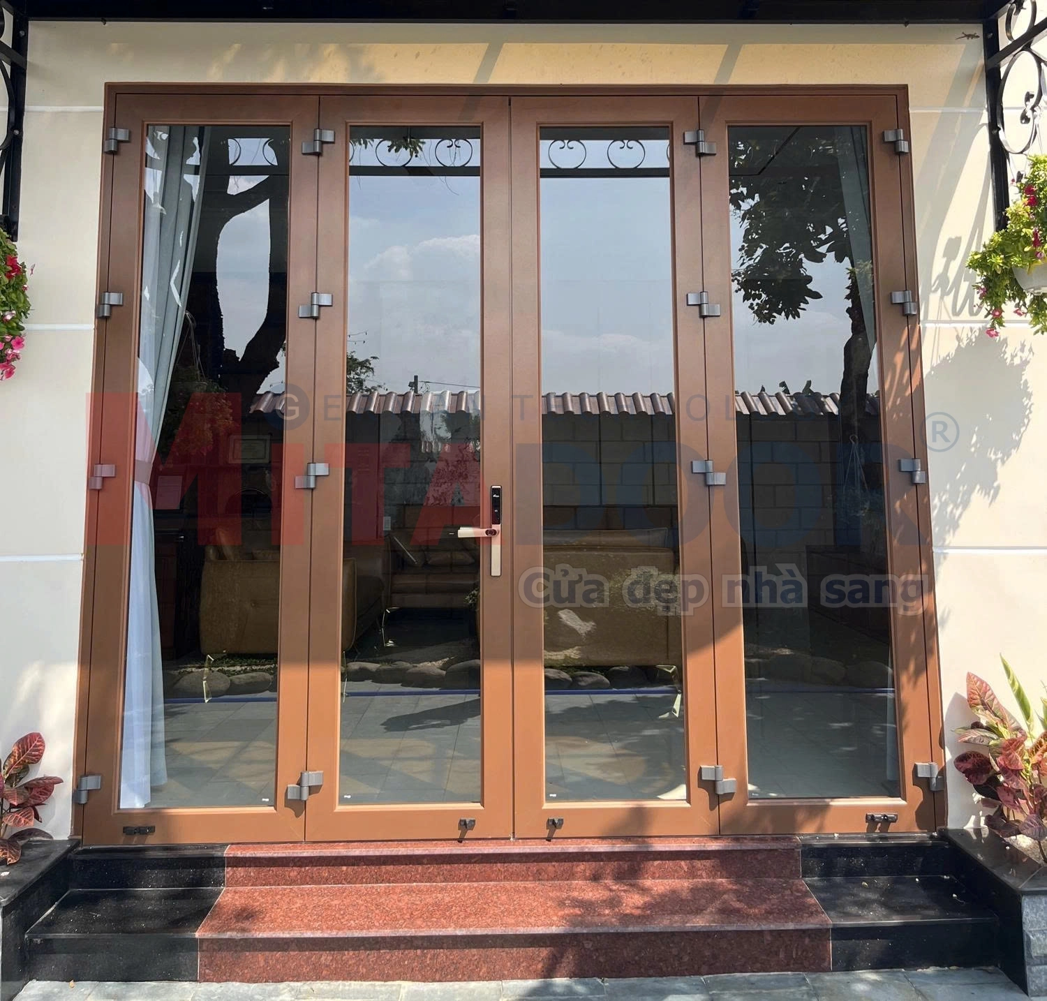 Giữ thói quen ra ngoài luôn đóng cửa giúp ngăn chặn tình trạng nước mưa tạt vào nhà và bảo vệ cửa không bị va đập, nứt vỡ do áp lực gió giật mạnh bất ngờ