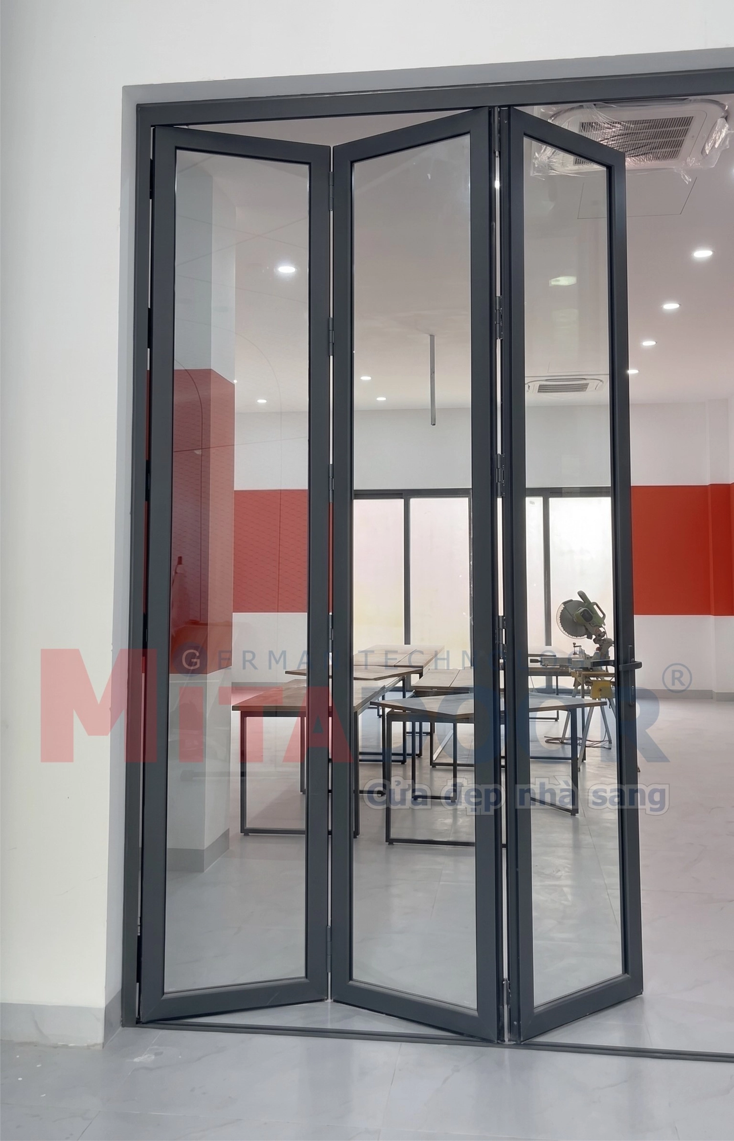 Cửa nhôm kính ngăn phòng dạng xếp trượt giúp tiết kiệm diện tích, tạo sự thông thoáng cho không gian
