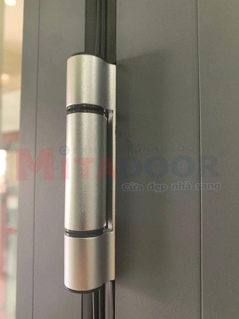 Bản lề cửa xếp trượt chắc chắn, giúp cửa đóng mở dễ dàng, êm ái