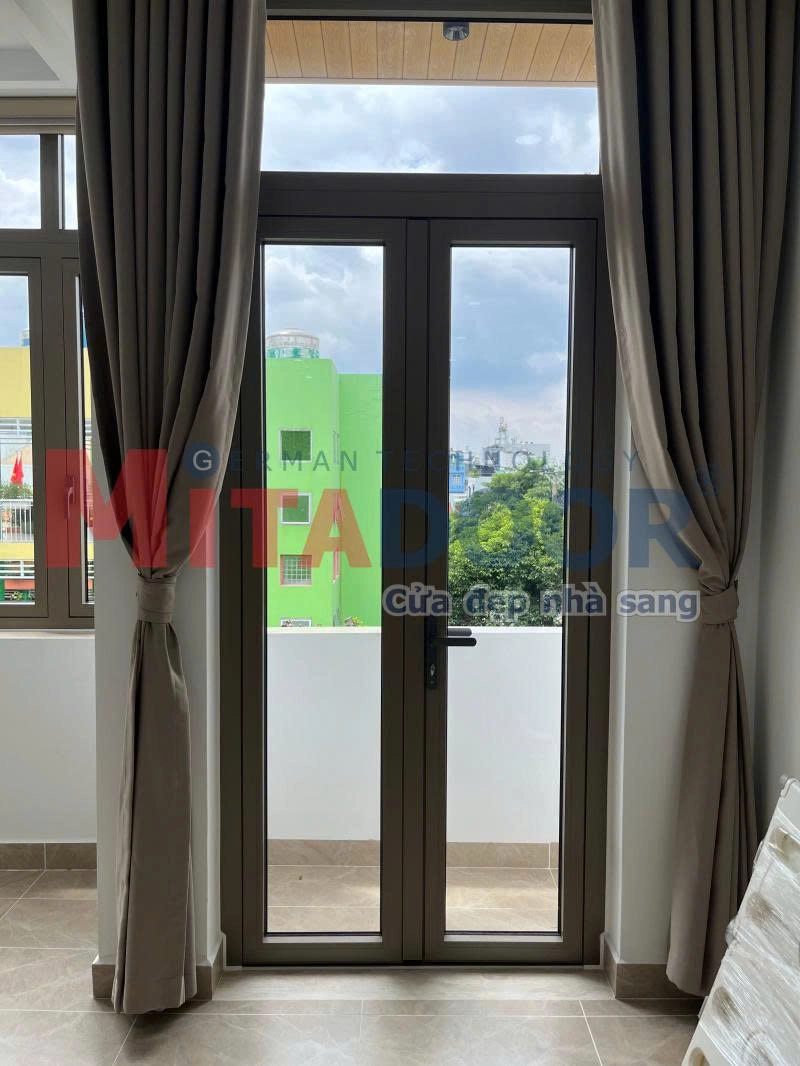 Cửa đi mở quay hệ nhôm Mitadoor cao cấp 2 cánh màu Champagne Gold sang trọng, vận hành êm ái cùng khả năng cách âm và cách nhiệt tốt